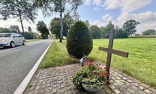 Das Gedenkkreuz an der Klausheider Straße in Hövelhof erinnert auch 30 Jahre nach dem Mord noch an Taxifahrer Hansi Funke. An diesem Ort wurde der Leichnam nach der Tat entdeckt. - Jens Reddeker