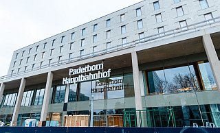 Das neue Schild hängt schon. Im Inneren des Hauptbahnhofs Paderborn bleiben noch einige Arbeiten zu tun. - Lena Henning