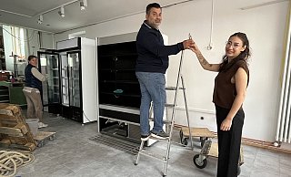 Niko und Familie beim Renovierender Räume. - Andzelika Kassan