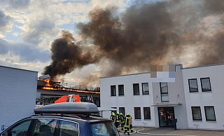 Schon von weitem war die schwarze Rauchsäule über der Produktionshalle zu sehen. - Feuerwehr Holzminden
