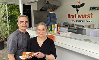 Loredana und Alfio Putrino vor ihrem Foodtruck neben dem Brückenhaus. - Dirk Windmöller
