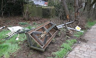 Der alkoholisierte 18-Jährige hinterlässt an der Bünder Straße ein Trümmerfeld. - Claus Frickemeier