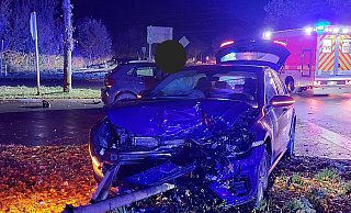 Die beiden Pkw wurden bei dem Unfall schwer beschädigt. - Feuerwehr Paderborn