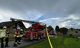 Wegen eines Dachstuhlbrandes eines Wohnhauses in Oberbauerschaft musste die Feuerwehr am frühen Dienstagabend ausrücken. - Meik Knollmann/Feuerwehr Hüllhorst