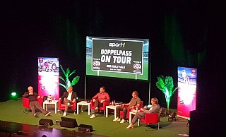 SCP-Spieler Uwe Hünemeier (2. v. r.) fachsimpelte bei "Doppelpass on Tour" gemeinsam mit Mario Basler (v. l.), Hartwig Thöne, Thomas Helmer und Ansgar Brinkmann. - Birger Berbüsse