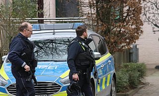 Polizeibeamte mit schwerer Bewaffnung sicherten das Schulgebäude. - Claus Frickemeier