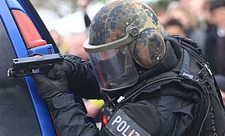 Das Spezialeinsatzkommando wird eingesetzt, wenn Waffengewalt von der Gegenseite nicht ausgeschlossen werden kann. - Symbolfoto: dpa / Jens Wolf