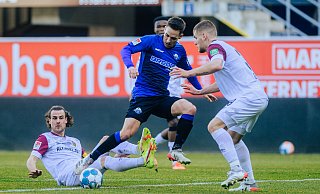 Der frischgebackene Vater Philipp Klement (M.), hier in der Partie gegen Dresden, ist wieder an Bord und wird am Freitag gegen Sandhausen vermutlich sein letztes Heimspiel für Paderborn bestreiten. - Besim Mazhiqi