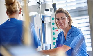 Die Arbeit auf der Intensivstation bedarf besonderer Einarbeitung und Fortbildung. - Klinikum