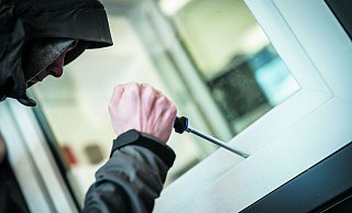 Für einen Einbrecher ist es mitunter einfach, mit Hilfe eines stabilen Schraubenziehers ein geschlossenes Fenster von außen zu öffnen. - Symbolfoto/ picture alliance