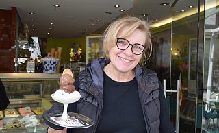 Loretta Ben Romdhane, Inhaberin des Höxteraner Eiscafés Mosena, freut sich, dass die Saison wieder losgeht und sie ihren Kunden Eis servieren kann. - Nicole Fischer