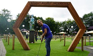 "NW"-Redakteur Felix Schwien wagt den Selbstversuch und schlägt sich durch 18 Löcher auf dem Adventuregolfplatz. - Felix Schwien