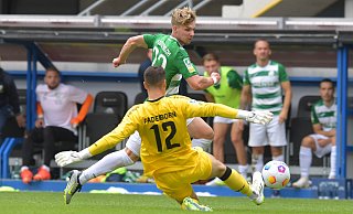 Markus Esko verpasst kurz vor der turbulenten Schlussphase nach einem Alleingang die Chance, den FC Gütersloh mit 1:0 in Führung zu bringen. - Jens Dünhölter