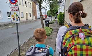 Gut 2.400 Kinder im Kreis Herford erleben in dieser Woche ihre Einschulung. Der Schulweg sollte dabei gut geübt werden, damit nichts passiert. - Polizei Paderborn