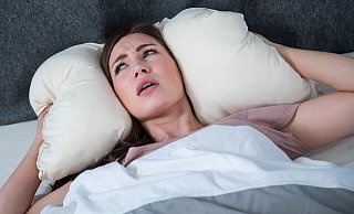 Wie sehr Geräusche beim Einschlafen stören, hängt nicht nur von ihrer Lautstärke ab. Sie spielt aber eine entscheidende Rolle. - Christin Klose