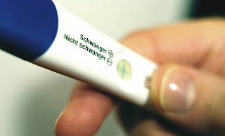 Jedes Jahr entscheiden sich in Deutschland etwa 100.000 Frauen für den Abbruch einer Schwangerschaft. - picture alliance / blickwinkel/McPHOTO