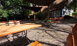 Tische und Stühle stehen im Biergarten an der "Knolle" in Bünde parat. Hier sollen in ein paar Tage wieder Gäste Getränke und Essen genießen. - Niklas Krämer