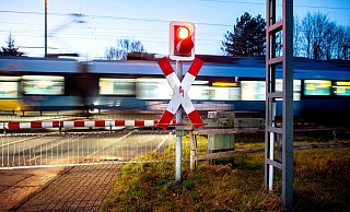 Ein technischer Defekt sorgt dafür, dass ein Güterzug den Bahnübergang in Bruchmühlen blockiert. - dpa/Symbolbild