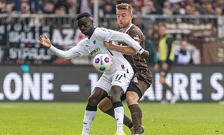Paderborns Sirlord Conteh (l.) und St. Paulis Hauke Wahl kämpfen um den Ball. - Axel Heimken/DPA