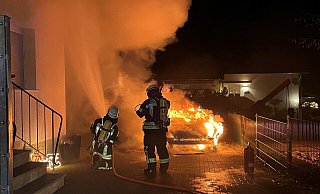 Unmittelbarer in der Nähe eines Wohnhauses brannte das Auto. - Feuerwehr Hille/Luis Rothe