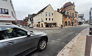 Die Kreuzung bekommt drei Zebrastreifen - allein, es fehlt am Licht. - Simone Flörke