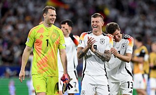 Deutschlands Torhüter Manuel Neuer (l.-r.), Toni Kroos und Thomas Müller lachen nach dem 5:1-Sieg. - Federico Gambarini