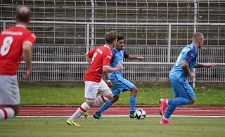 Es geht voran: Berat Gültekin (Mitte), Martin Fuhsy (r.) und der SC Herford kamen zu einem wichtigen 1:0-Sieg gegen Steinhagen. - Yvonne Gottschlich