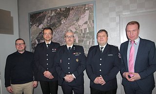 Ordnungsamtsleiter David Tyler (l.) und Bürgermeister Ulrich Lange gratulierten Christian Hoffbauer (v. l.), Torsten Heggemann und Jörg Claes. - Uwe Müller