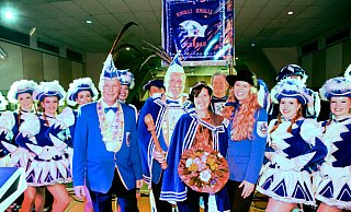Schauen hoffnungsvoll nun auf den Umzug in 2023: Präsident Raimund Schlüter (v. l.), Prinz Hans-Werner, der „Vielseitige“, Prinzessin Frauke, „dat rheinisch Madel“ und Jessica Kaimann als Leiterin Marketing im Karnevalverein Scharmede – umrahmt von der Tanzgarde Scharmede und den Standartenträgern. - Karnevalsverein Scharmede