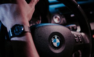Mit Tempo 111 war der 1er BMW auf der innerstädtischen Straße unterwegs. Bis er von der Polizei gestoppt wurde. - Symbolfoto: pexels