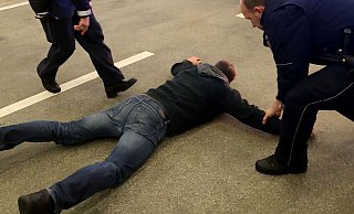 Die Beamten mussten den wehrhaften Mann schließlich sogar fixieren, um ihn mit auf die Wache zu nehmen. Seine aggressive Begleiterin kam gleich mit. - Symbolfoto: Wolfgang Rudolf
