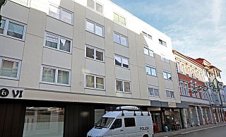 Eine Wohnung in einem Haus an der Rennstraße soll am frühen Dienstagmorgen Schauplatz einer blutigen Auseinandersetzung zwischen Männern gewesen sein. Eine Mordkommision ermittelt. - Frank-Michael Kiel-Steinkamp