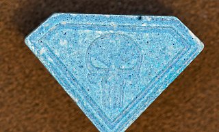 Die „Blue Punisher“ sind erkennbar an dem Totenkopf-Symbol. - dpa