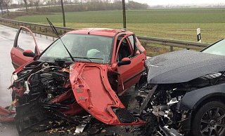 Eine Autofahrerin musste von der Paderborner Feuerwehr aus dem Unfallauto befreit werden. - Feuerwehr Paderborn