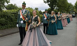 Das Königspaar Ingo Kloss und Julia Beckmann mit dem Hofstaat beim Festumzug. - St.-Sebastian-Schützenbruderschaft
