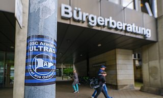 Ultras von Arminia Bielefeld hinterlassen im Stadtgebiet zahlreiche Aufkleber und Sticker. - Andreas Zobe