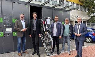 Holger Topp (Nahverkehr Westfalen-Lippe), Marcus Heidebrecht (Zukunftsnetz Mobilität NRW/NWL), Philipp Hottenrott (Stadt Löhne), Andreas Steinhauer (Stadt Löhne) und Bürgermeister Bernd Poggemöller. - Stadt Löhne