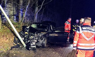 Der BMW 220i Coupé wurde bei der Kollision mit dieser Straßenlaterne schwer beschädigt. - Polizei