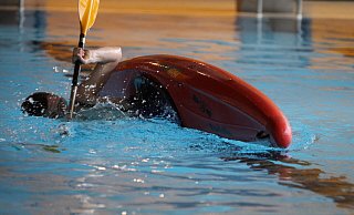 Bei der sogenannten Eskimorolle richten sich Kanuten nach dem Kentern selbst wieder auf. Das erfordert viel Übung für Technik, Kraft und Ausdauer. Für das entsprechende Training nutzt der Löhner Kanuclub das Hallenbad. - Sabine Brinkmann