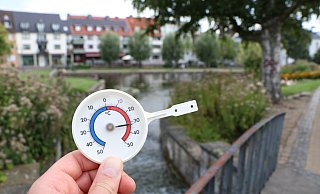 Im Paderquellgebiet war es am Dienstag zwischen 32 und 33 Grad heiß, das Fehlen der vom Tornado zerstörten Bäume ist deutlich spürbar. - Holger Kosbab