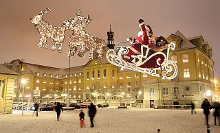 Ein fliegender Weihnachtsmann über dem Rathausplatz soll die Attraktion des nächsten Weihnachtslichts werden - und 50.000 zusätzliche Besucher in die Stadt locken. - Frank-Michael Kiel-Steinkamp (Montage)