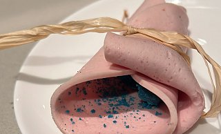 Im Inneren der Mortadella-Wurst sieht man ein blaues Pulver. Die Polizei geht davon aus, dass es sich um Rattengift handelt. - Leserfoto