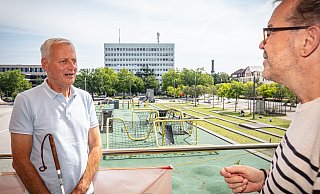 Hans-Jürgen Fieberg, der Im Blindeverein aktiv ist, im Gespärch mit NW-Redakteuer Stefan Brams auf dem Balkon des Grünen Würfels über dem Kesselbrink. - Mike-Dennis Müller