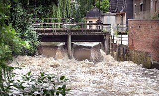 Gewaltige Kraft: Durch das Radewiger Wehr in Herford stürzen nach Starkregen die Wassermassen der Aa. - Frank-Michael Kiel-Steinkamp