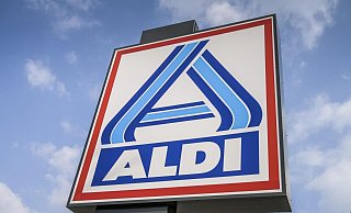 Erst in der vergangenen Woche brannte beim Discounter an der Brockhäger Straße ein Zeitungscontainer - nun stand das Logo in Flammen. - picture alliance / imageBROKER