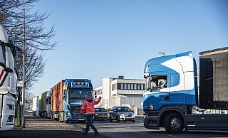 Vor dem Zollamt an der Eckendorfer Straße spielen sich im morgendlichen Berufsverkehr immer wieder Dramen ab. - Felix Brenneke