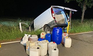 Der Lkw kam in einer Leitplanke zum Stehen und hatte 18 Kanister mit Diesel geladen. - Polizei Paderborn