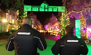 André Kroniger und Michael Presch kontrollieren fürs Ordnungsamt der Stadt Bad Oeynhausen die Coronakontrollen auf dem Weihnachtsmarkt und in den Gaststätten. - Ulf Hanke