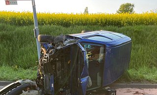 Ein 19-Jähriger geriet mit seinem Bulli ins Schleudern und prallte gegen ein Schild. - Freiwillige Feuerwehr Börninghausen