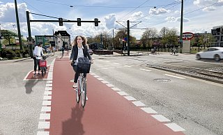 Die Visualisierung zeigt, wie künftig die Bike Lane auf der Artur-Ladebeck-Straße ausgestaltet werden wird. - Stadt Bielefeld